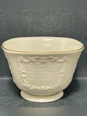 Lenox Canterberry Ivory 24 k Gold Trim Footed Bowl